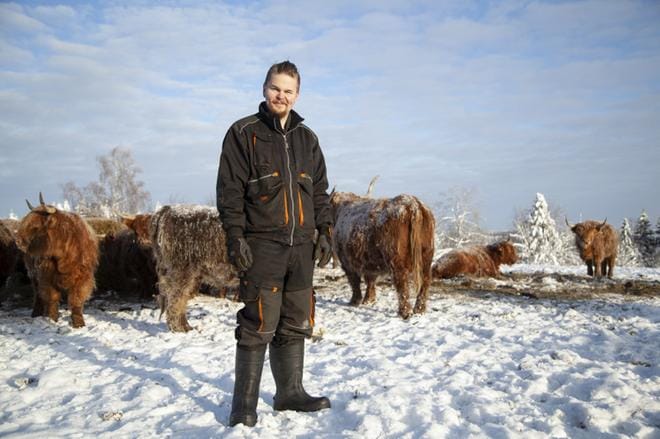 Maajussikahdeksikon nuorin on 25-vuotias Antti Lapinlahdelta. Hän kasvattaa suvussa jo 1850-luvulla olleella tilallaan ylämaankarjaa. Kesäksi hän avaa pienen tilapuotinsa, jossa myydään oman tilan lihan lisäksi lähiseudun tuotteita. KUVA: Laura Krohn