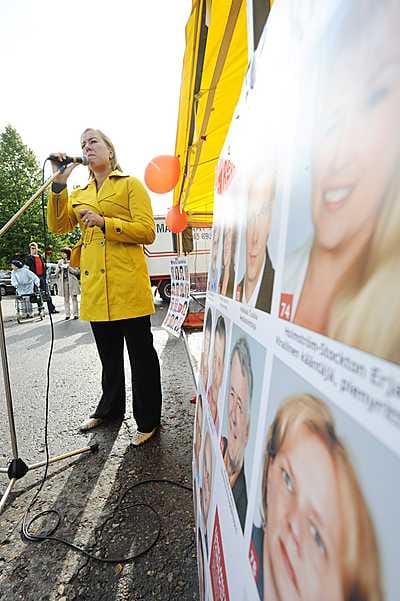 SDP:n puheenjohtaja Jutta Urpilaisen mukaan pienituloiseksi pääsee alle 3 000 euron kuukausituloilla.