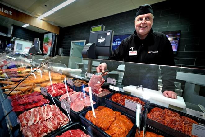Lihamestari Mikko Eskelin palvelutiskiltä löytyy vastaisuudessakin kattava valikoiman sianlihaa. Citymarket Joupissa näppituntuma on se, että sikaa syödään eteläpohjalaispöydissä selkeästi enemmän kuin Pohjanmaan talouksissa, jotka suosivat perinteisesti enemmän nautaa. Kauppias Jari-Matti Suomisen arvion mukaan Etelä-Pohjanmaalla on vasta varsin vähäistä siirtymää sianlihasta broilerinlihaan ja kalaan. KUVAT: KARI LÖFHJELM