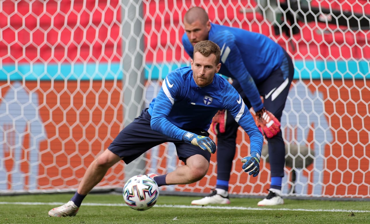 Lukas Hradecky on valmiina tositoimiin Suomen maalilla.