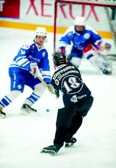 Taas helisee. Jorma Kemppainen (18) oli sunnuntaina pelipäällä.