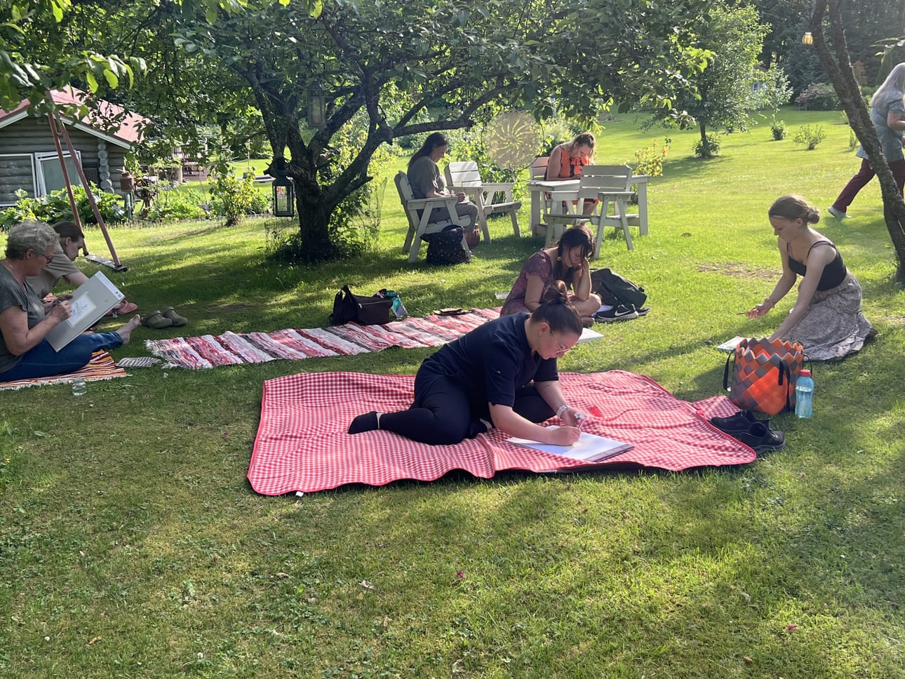 Ulla ja Ari Anttilan kotipihassa järjestetään ensi viikolla pihaseurat. Kuva samaisella pihalla järjestetystä kohtaamistaidepajasta heinäkuulta.