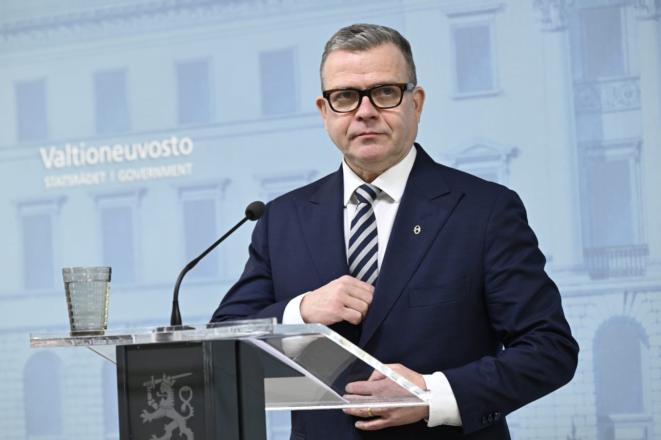 Pääministeri Petteri Orpo puhui tiedostustilaisuudessa Suomeen viikonloppuna harhautuneiden droonien vuoksi.