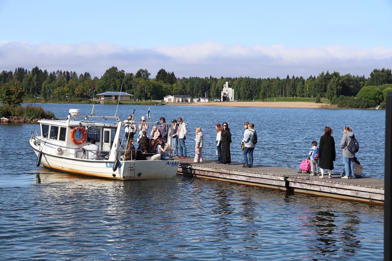 Yhteysvene kuljetti tapahtumavieraita Museonrannan ja Terässataman välillä.