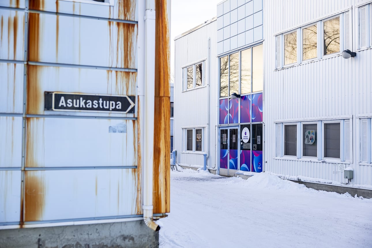 Yhdeksältä työntekijältä loppuivat keskiviikkona yllättäen työt Artturin yhteisötilassa, kun Oulun kaupunki keskeytti palkkatukien ja kuntalisien maksatuksen.