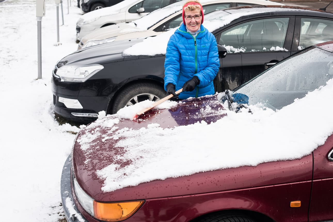 Paula Naumanen putsasi autoaan kaivettuaan talvitakin takaisin päälleen. Kolme viikkoa juhannukseen, hän päivitteli.