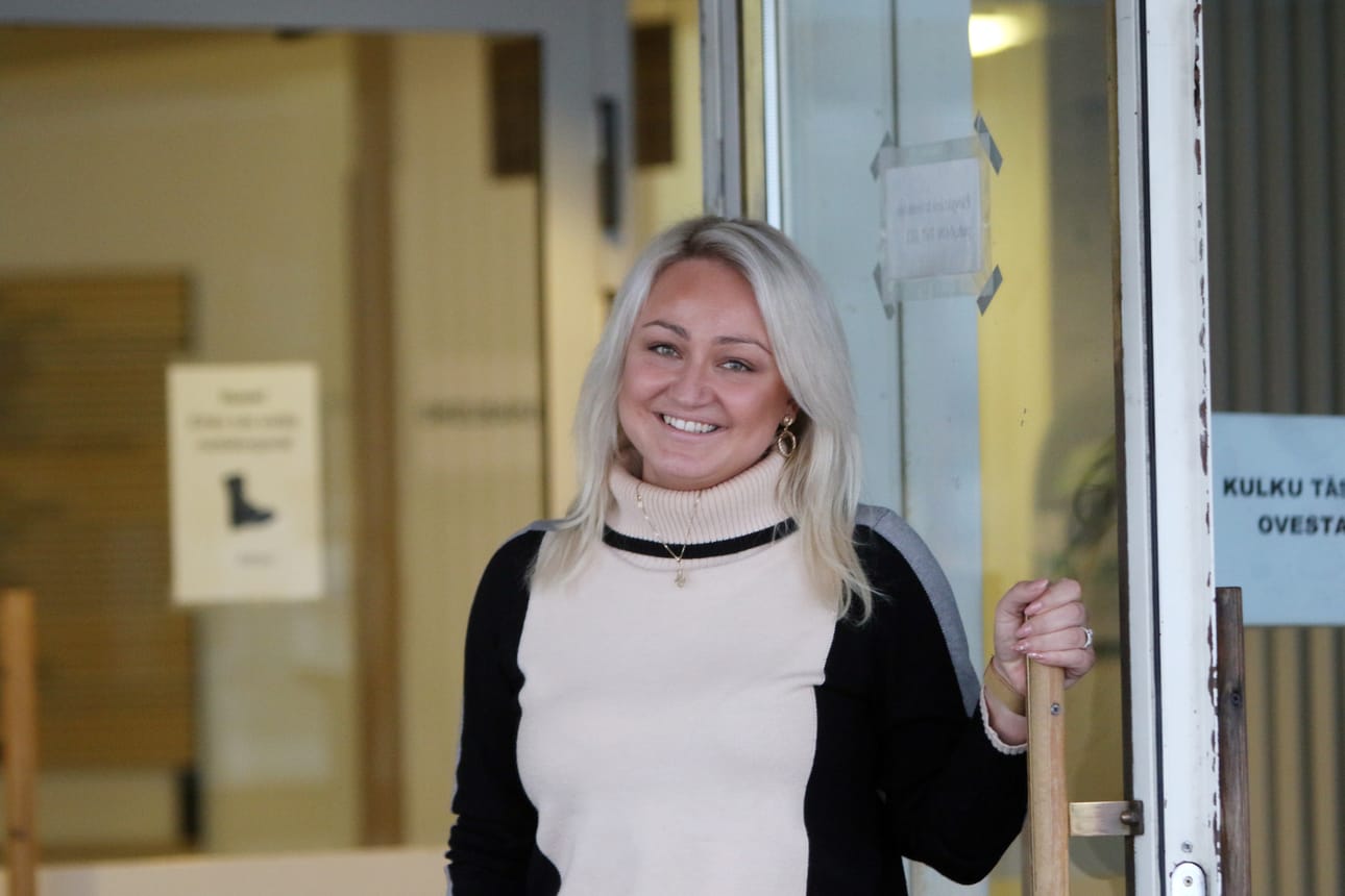 Sivistysjohtajan paikalta vt. kunnanjohtajaksi siirtynyt Hanna Lintupuro näkee vuoden aikana Ylitorniolla tapahtuneen paljon positiivista, vaikka osa asioista on vaatinut nahan parkkiintumistakin.