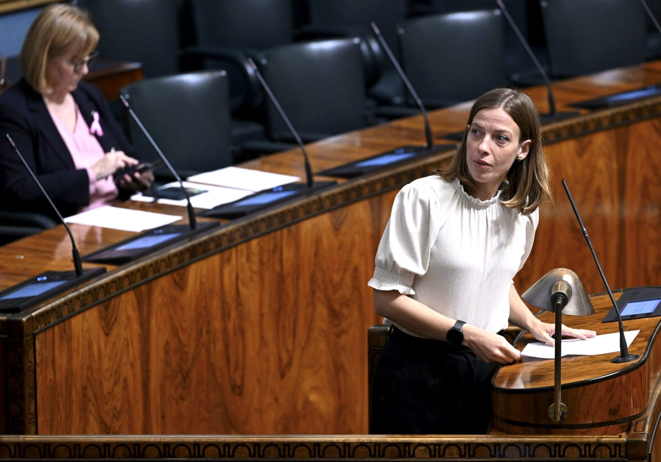 Vasemmistoliiton puheenjohtaja Li Andersson muistutti, että jo hyväksytyn lain voimaantulon lykkääminen on erittäin poikkeuksellista. LEHTIKUVA / Heikki Saukkomaa