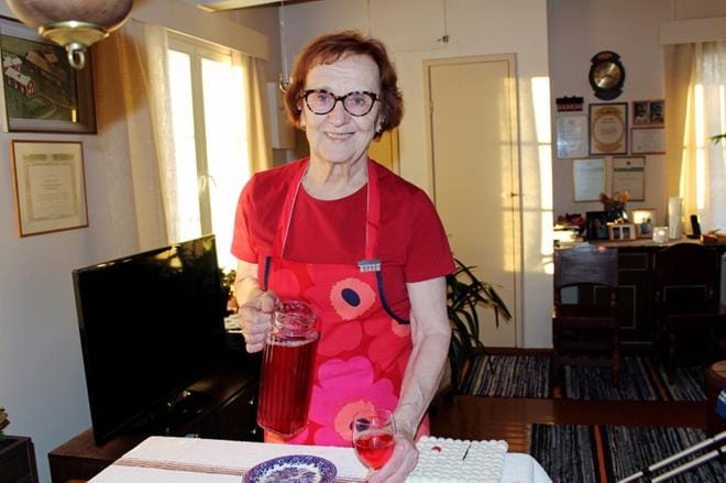 Etelä-Pohjanmaan Vuoden maa- ja kotitalousnaiseksi valittu Eeva Hunnakko kaatoi lasiin mehua, joka oli tehty punaisesta viinimarjasta ja vadelmasta. KUVA: TARJA RIIHIMÄKI