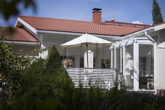 Tea ja Kai Loikkasen kotiin murtauduttiin takapihan terassin kautta. Pariskunta arvelee, että heidän taloaan oli pidetty silmällä jo jonkin aikaa ennen murtoa. Suojainen takapiha rajoittuu metsään, mistä varkaiden oli helppo hiipiä tontille. Varkaat pääsivät sisään rikkomalla takaoven ikkunan kivellä. Ennen kuin varkaat aloittivat talon perusteellisen penkomisen, he sulkivat sälekaihtimet etupihan puoleisista ikkunoista. KUVA: MARIA MÄKI