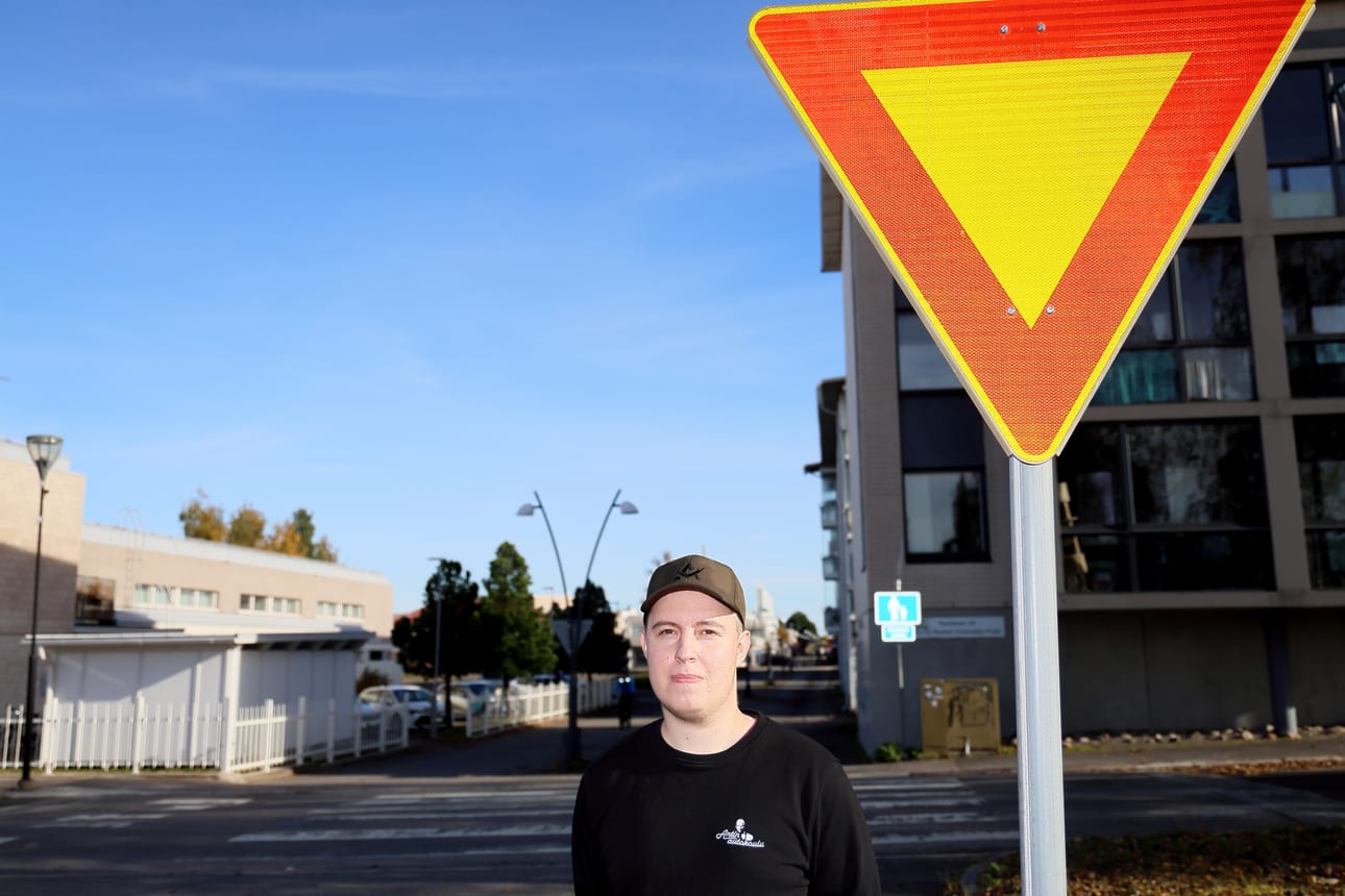 Kolmio on näkyvästi esillä, mutta jostain syystä pyöräilijät eivät sitä useinkaan näytä huomioivan. Jukka Moilanen sanoo, että jostain syystä tähän risteykseen on päässyt syntymään sellainen kulttuuri.