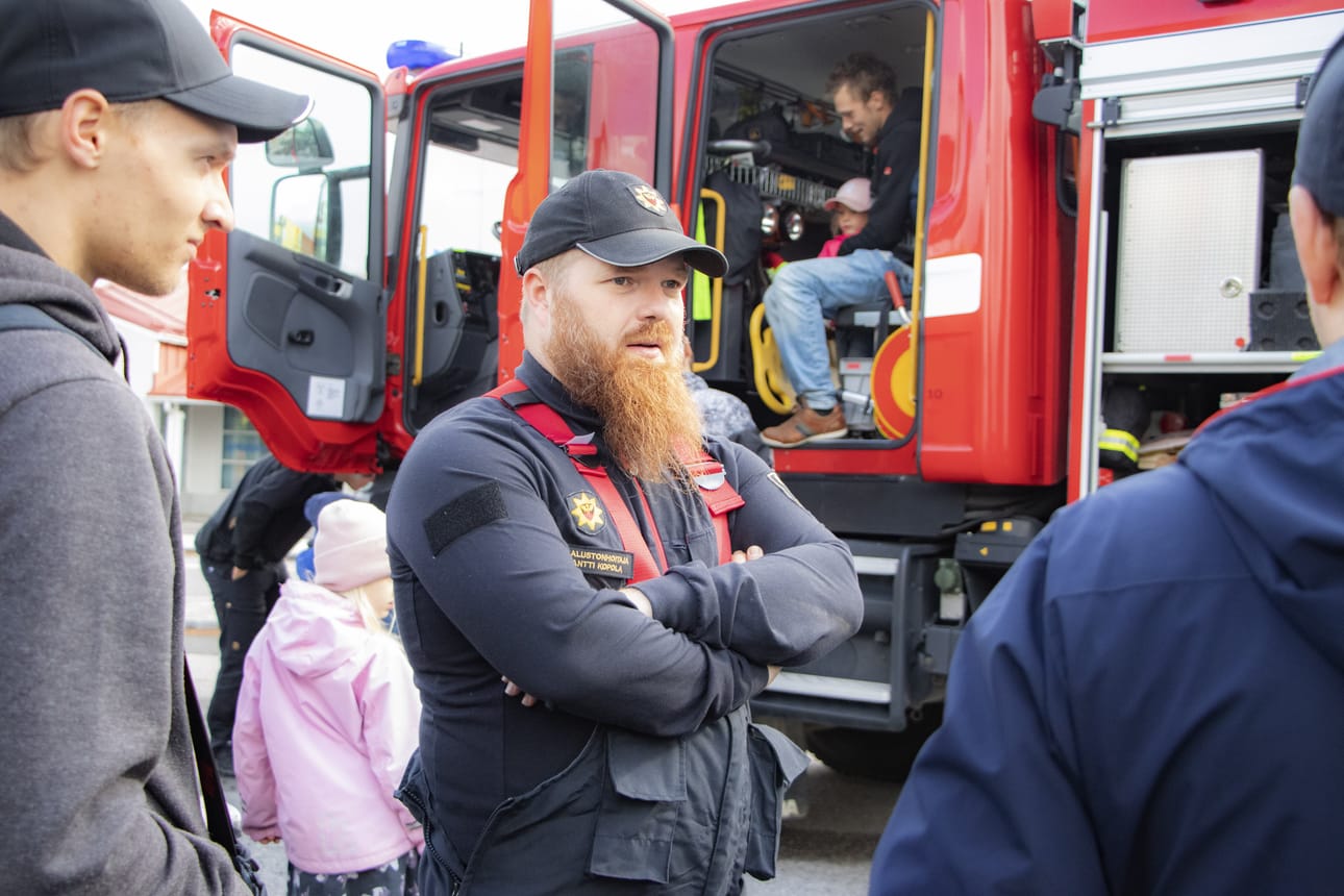 Pelastuslaitoksen Pyhännän aseman kuulumisista kertoi kalustonhoitaja Antti Kopola. Pelastajien käytössä oleva kalusto kiinnosti niin lapsia kuin aikuisia.
