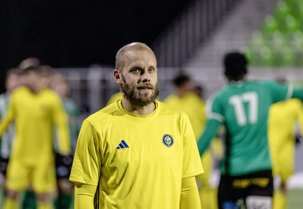 Teemu Pukilla oli aikaa lapsille SJK–HJK-ottelun jälkeen.