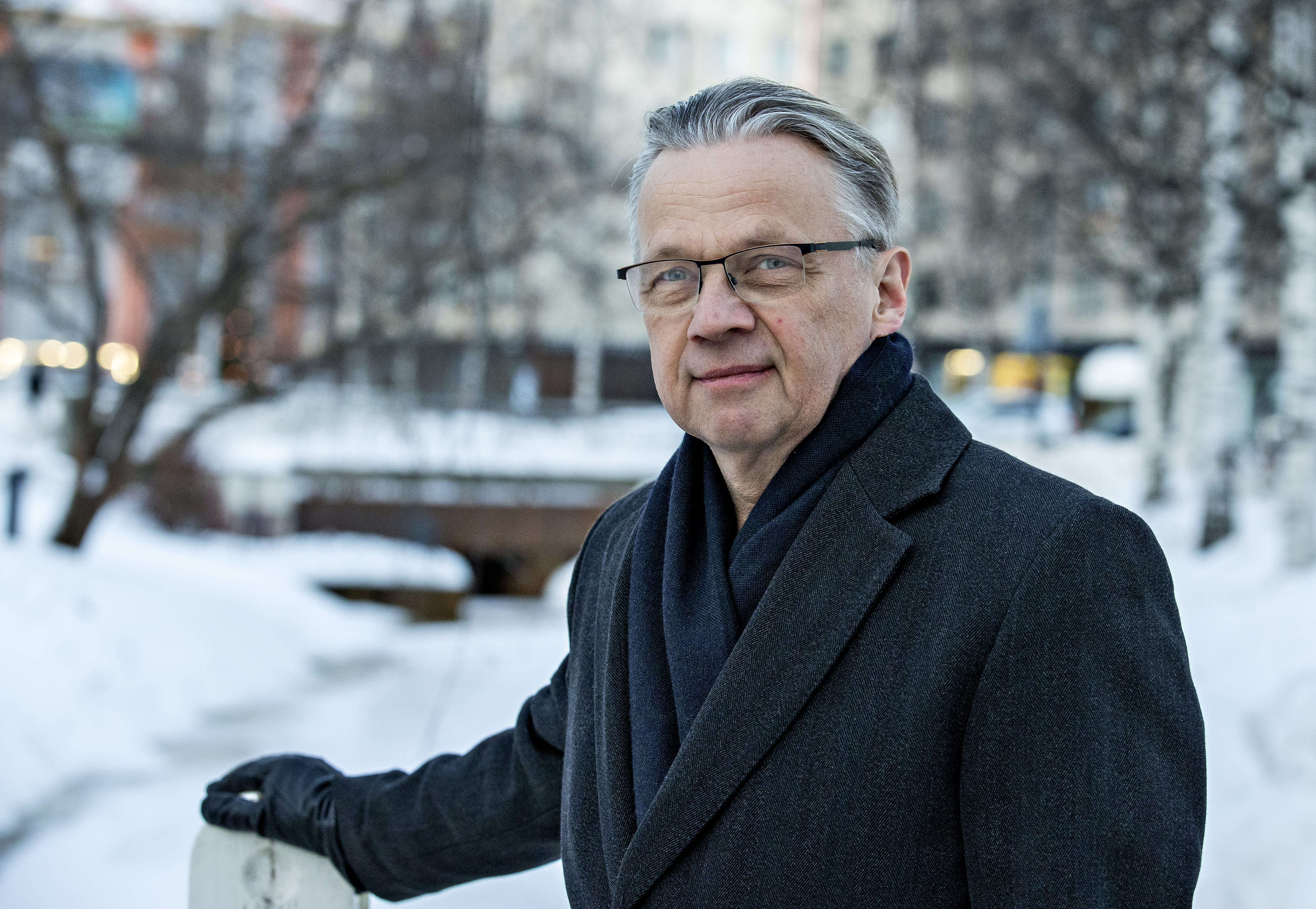 Oululainen politiikan taustavaikuttaja Pertti Rauhio siirtyi huoltojoukkoihin – "Vaimoni päättää, mitä mieltä olemme politiikasta ja minä päätän, mitä meillä on päivälliseksi"