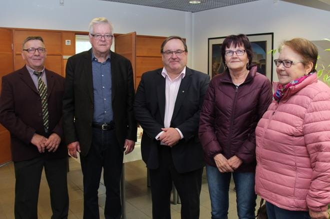 Avain Säästöpankin entiset aluejohtajat Mauri Ylitalo ja Jouko Klemola tulivat tiistaina tervehtimään eläköityvää toimitusjohtajaa Mikko Ruuskaa, kuvassa myös Salme Sinkkilä ja Eila Lammi Kortesjärveltä. KUVA: MIA KÄRKKÄINEN
