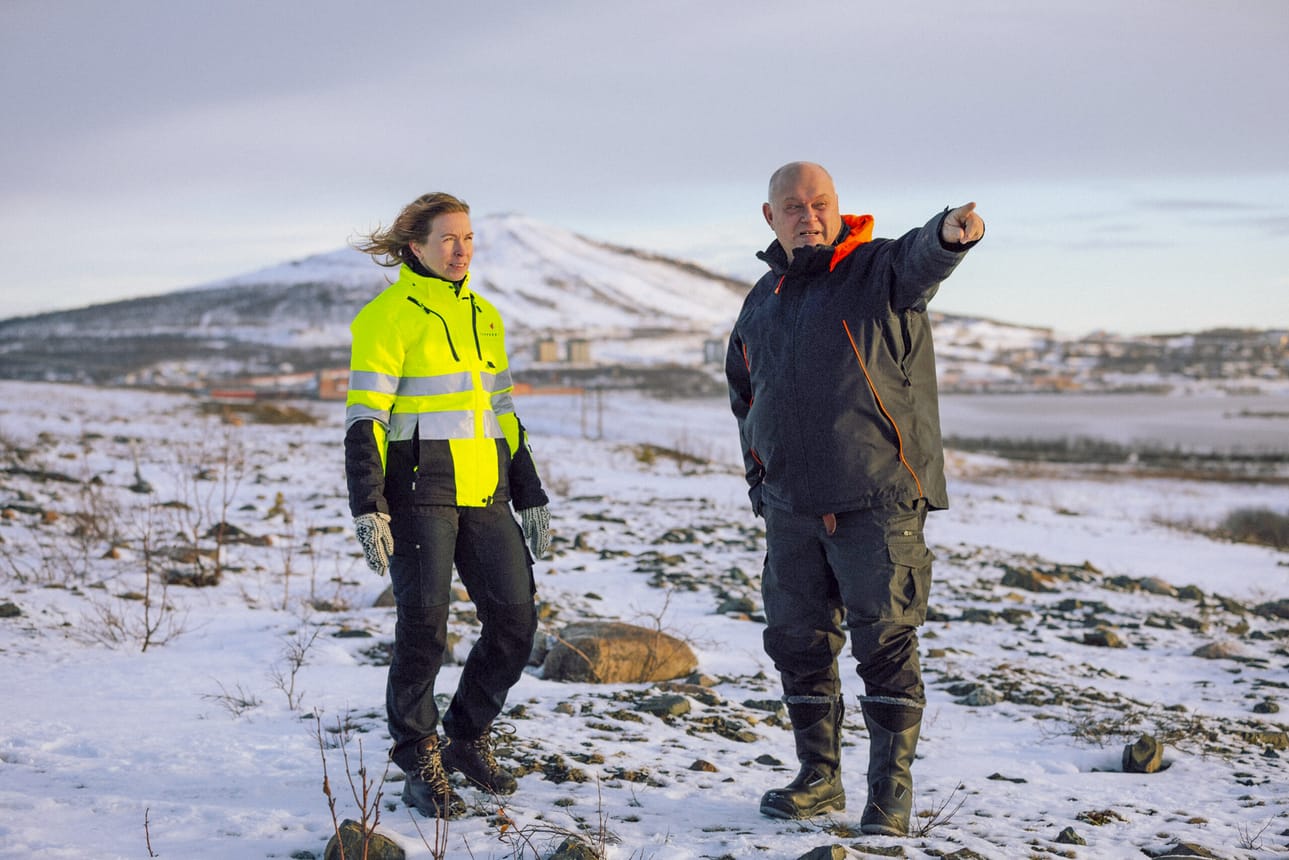 Copperstone Resourcesin johtaja Anna Tyni ja ympäristöpäällikkö Anders Lundkvist ovat valokuvassa Viscaria-kaivoksen maisemissa Kiirunassa.