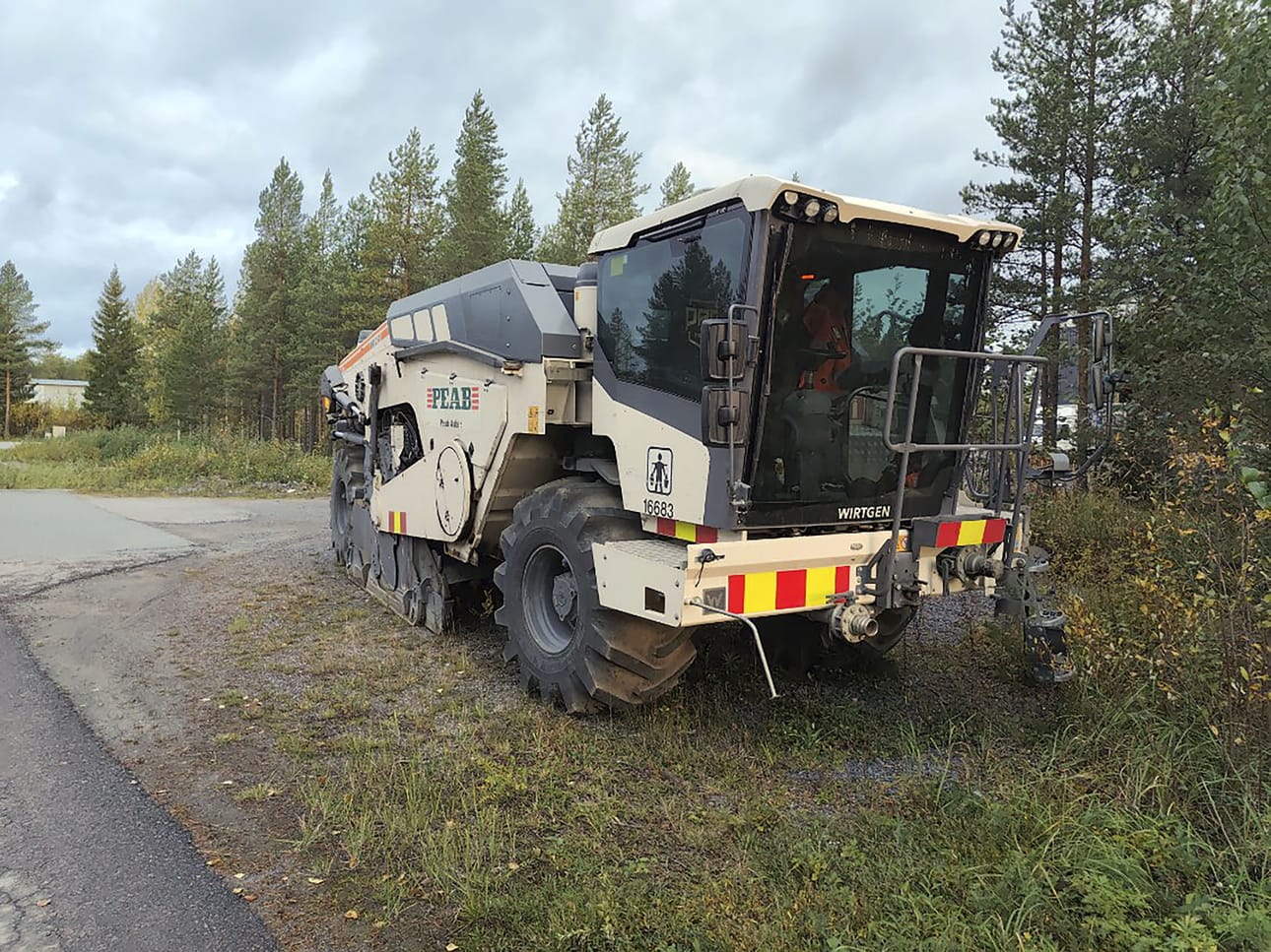 Asfaltin jyrsijä valmiina päivän murskaustöihin.