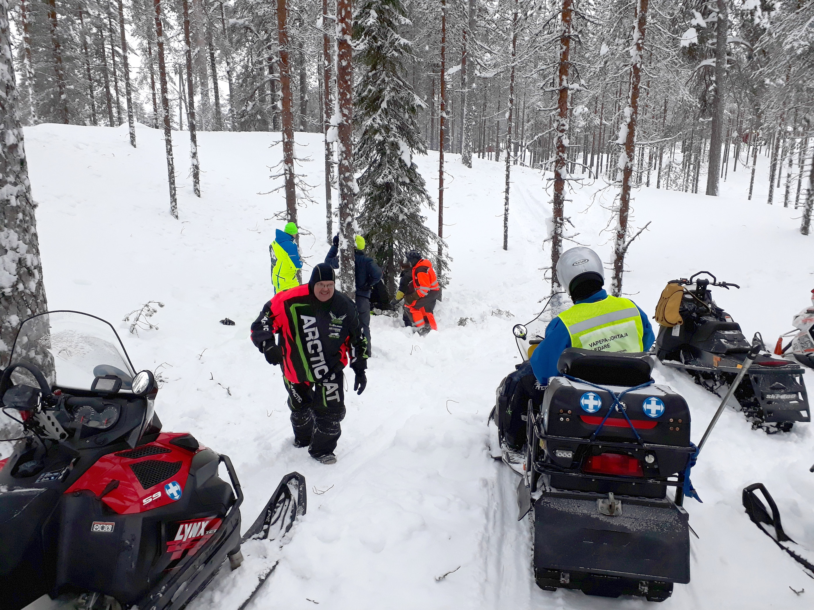 Tehtävärastilla kokeiltiin potilaan siirtoa vaikeissa olosuhteissa. Lunta Maijanlammen maastossa oli toista metriä.