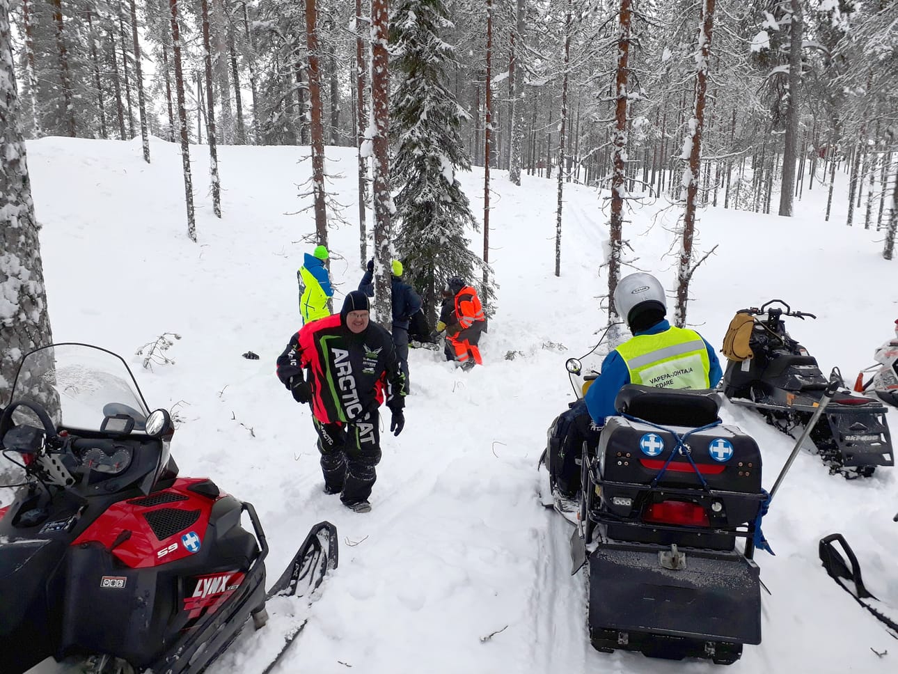 Tehtävärastilla kokeiltiin potilaan siirtoa vaikeissa olosuhteissa. Lunta Maijanlammen maastossa oli toista metriä.