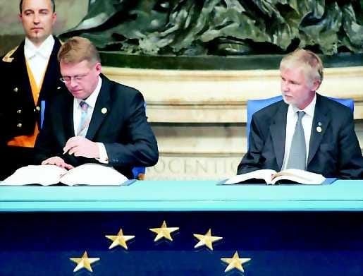 Suomesta allekirjoitustilaisuuteen osallistuivat pääministeri Matti Vanhanen (kesk.) ja ulkoministeri Erkki Tuomioja (sd.).