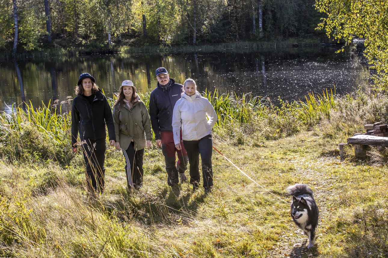 Miro Lampela (vas.), Emmi Suikkanen, Miikka Sipilä ja Inka Jämsén ovat tottuneita retkeilijöitä. Uuno-koira kulkee Sipilän ja Jämsénin mukana suurimman osan ajasta.