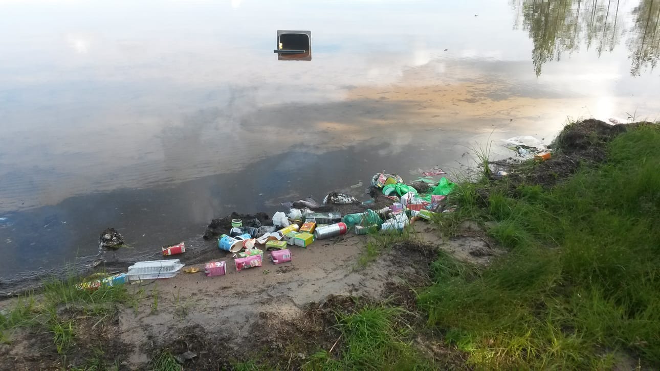 Papinjärven ranta oli karun näköinen ilkivallan jäljiltä.