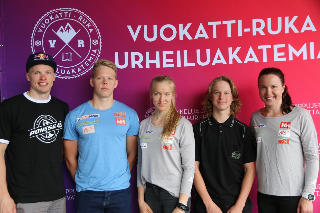 Iivo (vas.) ja Kerttu (oik.) Niskanen sekä ensimmäisten stipendien saajat Lauri Mannila, Anita Korva ja Rene Rinnekangas.