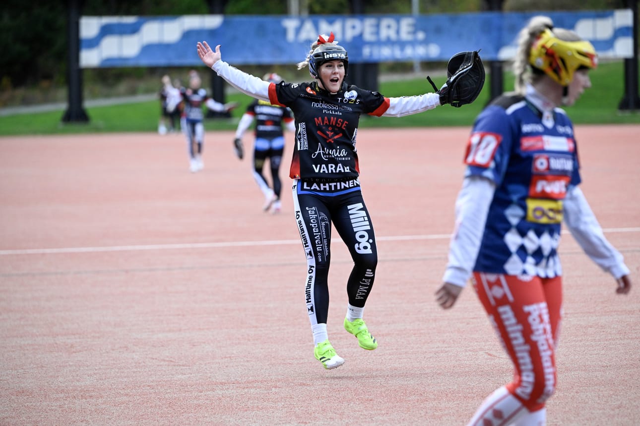 Lina Olenius löi sunnuntaina Manselle neljä juoksua, Aino-Kaisa Mantere Jussittarille kaksi.
