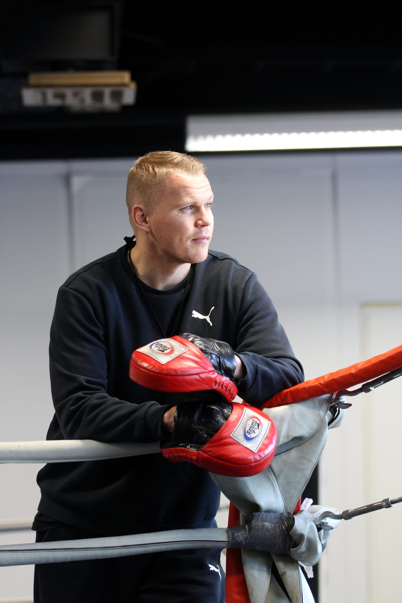 Pitkän tauon jälkeen Tomi Honka viihtyy jälleen nyrkkeilysalilla, mutta ainakin toistaiseksi aiemmasta poikkeavassa roolissa.