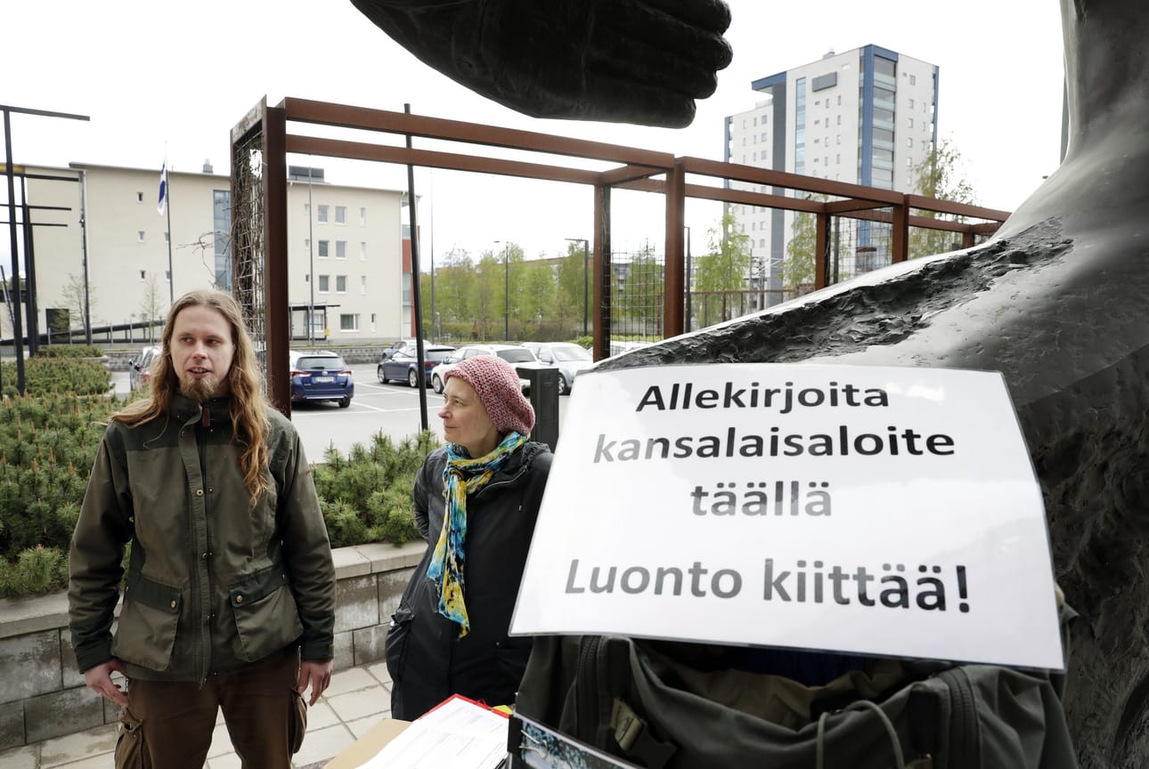 Heidi Niemi ja Jari-Petteri Suutari piipahtivat jonkin aikaa keräämässä nimiä kaivoslain uusimista esittävään kansalaisaloitteeseen Ympäristötalon äänestyspaikan edessa sunnuntaina.
