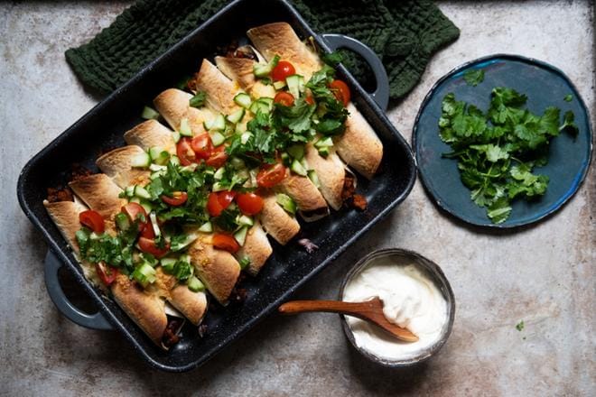 Uunissa paistetut kauraburritot ovat nopea arkiruoka. KUVA: Konsta Leppänen