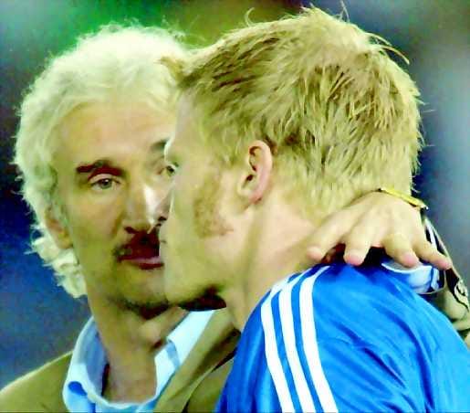 Lohdutuksen sanoja. Oliver Kahn otti tappion todella raskaasti, mutta valmentaja Rudi Völler osaa arvostaa maalivahtinsa suorituksia.