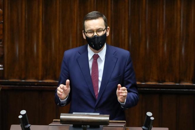 Puolan pääministeri Mateusz Morawiecki on yksi avainhenkilöistä, kun EU yrittää kääntää maan oikeusvaltioperiaatteen ja rahoitussovun puolelle. KUVA: RAFAL GUZ / EPA