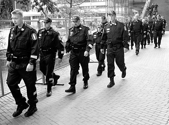 LKS 20060906: Helsingin Messukeskusta valmisteltiin keskiviikkona pitk?n viikonlopun EU-kokouksia varten. Messukeskus is?nn?i perjantaina ja lauantaina Ecofin-kokousta, sunnuntaina ja maanantaina Asem6 -kokousta. Poliisiryhm? tutustui Messukeskukseen kesk