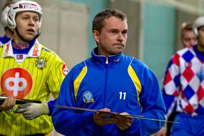 Matti Iivarinen kuvattuna Alajärven Ankkureiden viuhkamiehenä 2012. Arkistokuva: Heikki Hakanen