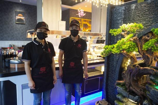 Yong Fen Yu ja Yong Pei Du ovat avanneet entisen Kaksi Kupolia -ravintolan tiloissa sushiravintolan. KUVAT: JARNO PELLINEN