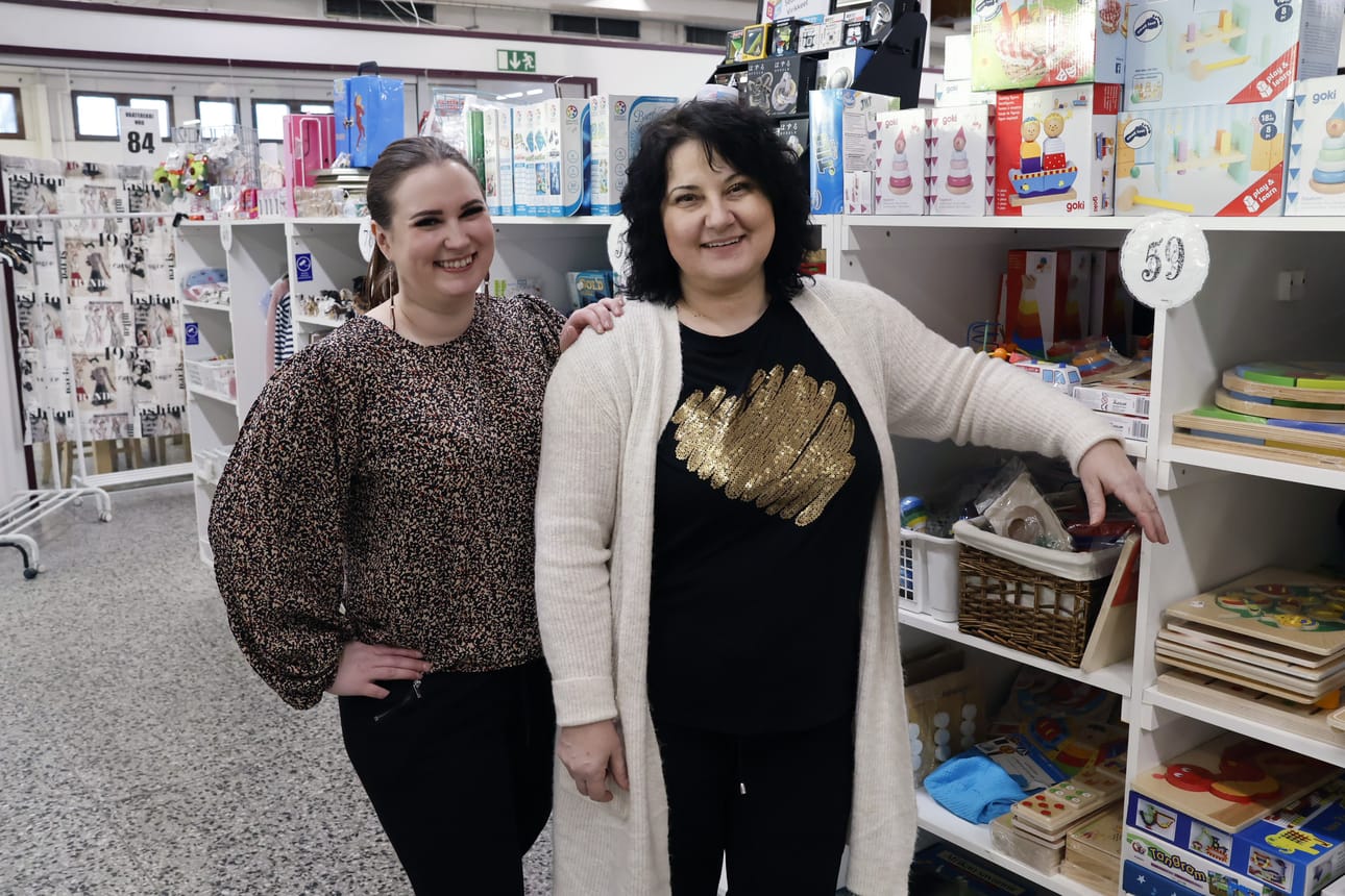 Esma Salkanovic (oik.) tarjosi uuden yrittäjän tulokahvit tiistaina Aarrekammion asiakkaille. Kirpputorin edellinen omistaja Melina Heikkilä ehti täksi viikoksi jatkajan avuksi.