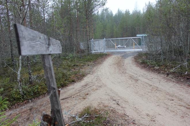 Ritolan alueella sijaitseva raakavesikaivo ja kaivon suojarakennus on ympäröity metallisella verkkoaidalla. KUVA: REIJO HEIKKILÄ