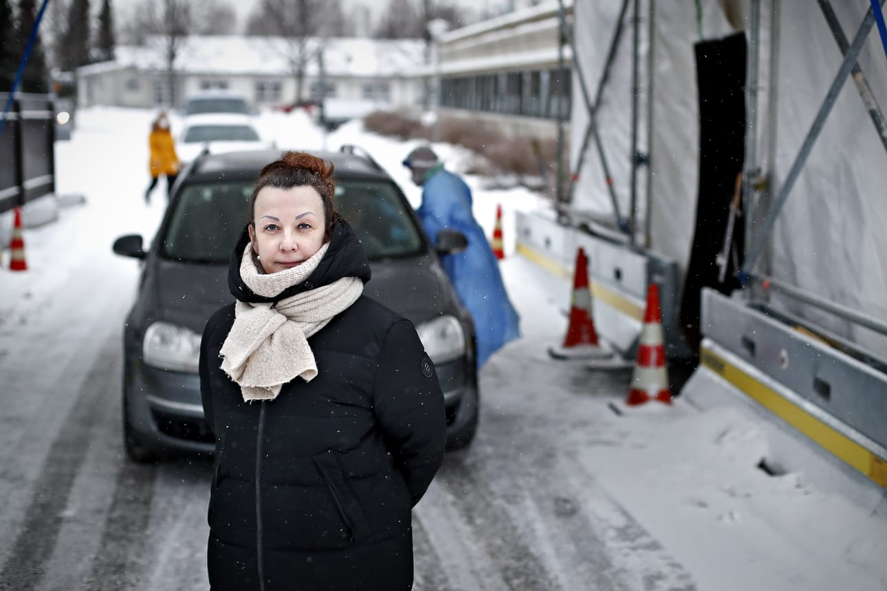 Satu Koivuranta on yksi koronanäytteenotossa työskentelevistä sairaanhoitajista. Hän on alusta asti työskennellyt näytteenotossa oman päivätyönsä lisäksi.