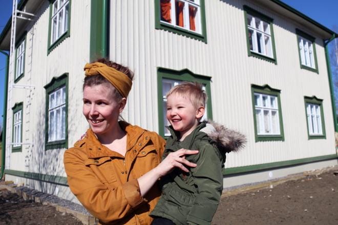 Leena ja Aatos Renko tulivat pihatöihin, kun sää salli. Niiden valmistuttua talon emäntä siirtyy kunnostamaan ulkorakennusta.