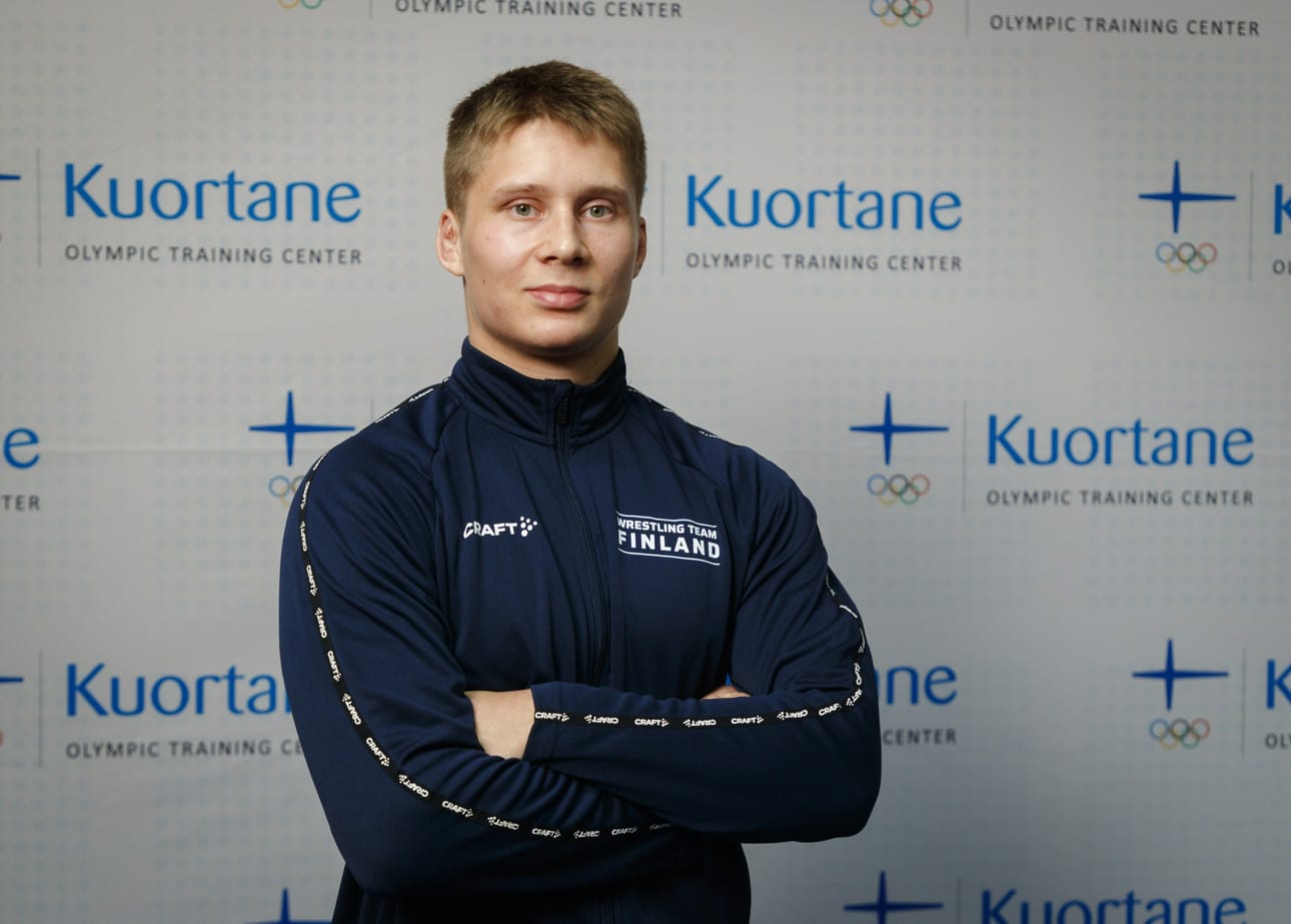 Jonni Sarkkinen paini Suomelle olympiapaikan. LEHTIKUVA / Kalle Parkkinen