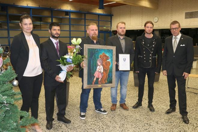 Palkintoa olivat vastaanottamassa Tenyo Tenev, Jussi Tuomaala ja Mikko Huhdanpää, kuvasta puuttuu Ville Nieminen. Palkinnon luovuttivat kaupungin puolesta kulttuuriohjaaja Maaria Koivula-Talkkari ja kaupunginjohtaja Markku Lumio. KUVAT: MARIANNE LÄHDE
