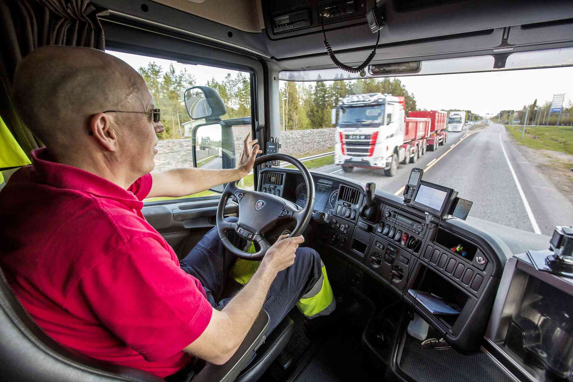 - Rekan ajaminen on murhaavaa työterveyslääkärin sanoin. Elokuvaa tulee vastaan 82 kilometrin tuntinopeudella. Ajatuksen ei kestä harhailla yhtään, Harri sanoo.