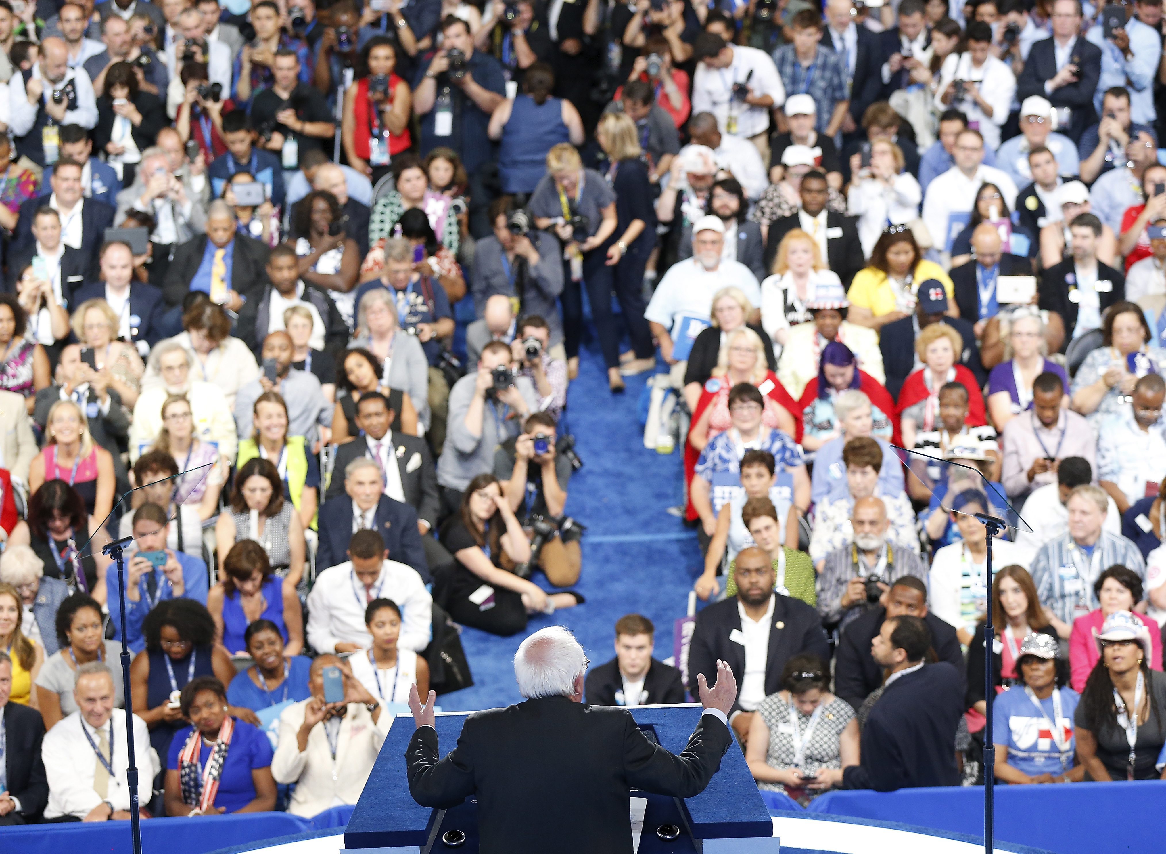 Yleisö villiintyi Bernie Sandersista demokraattien puoluekokouksessa Philadelphiassa.