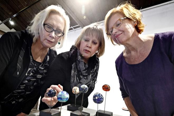 Avaruudellinen maisema. Teija Takala, Hanna Virtomaa ja Minna Tuohisto-Kokko näkivät tähtisumua nuutajärveläisen Lea Swantzin teoksessa. Suomen lasitaiteilijoiden näyttely vie avaruudellisiin aiheisiin. KUVA: KARI LÖFHJELM