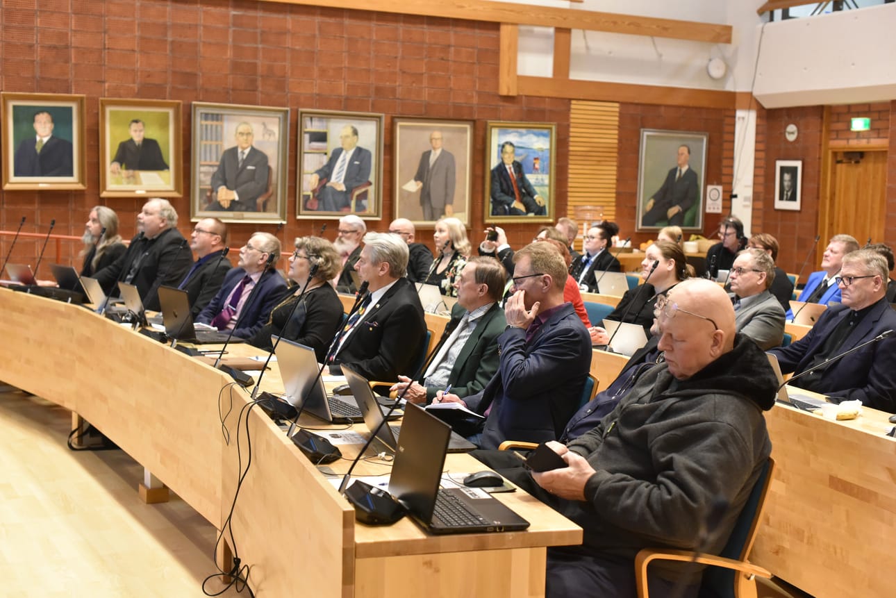 Kuusamon kaupunginvaltuuston kokous 8.12.2022 sujui nopeammin kuin valtuutetut olivat uumoilleet. Ensi vuoden talousarvio ja vuosien 2024–2025 suunnitelmat oli nuijittu kasaan viidessä tunnissa ilman kiivaita puheenvuoroja.