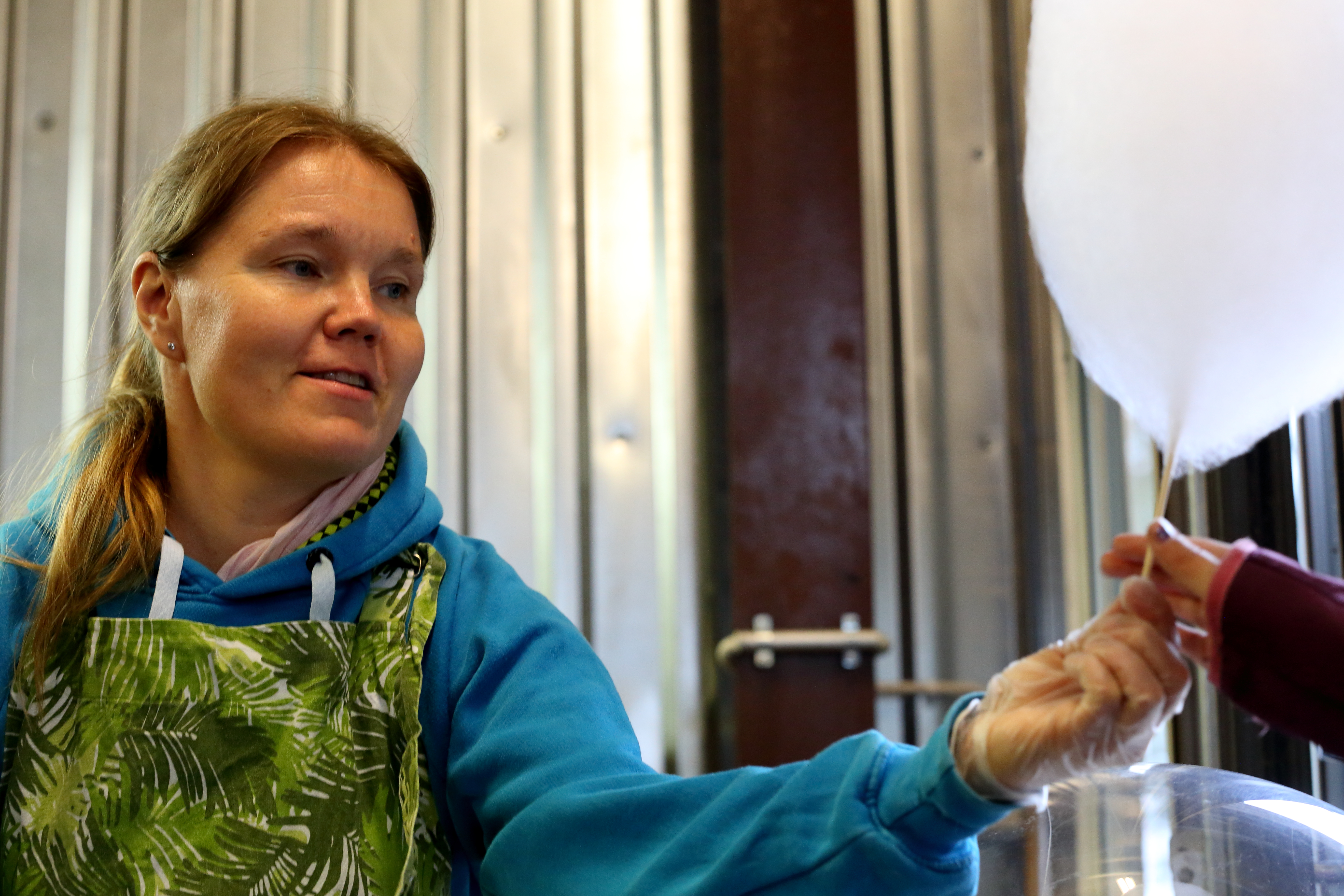 Kristiina Valtanen kertoo, että idea luomusokerista tehtäviin hattaroihin tuli perheen nyt 8-vuotiaalta pojalta.