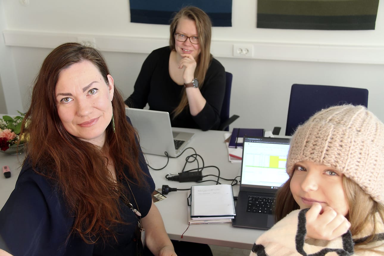 Kulttuurituottaja Anna Koivukangas ja kulttuurialan työhön perehtymässä olevat Alisa Luomanmäki ja Anniina Mäkelä tekevät parhaillaan Oulaisten Musiikkiviikkojen viimeisiä viimeistelyitä artistien majoitus-, ruokailu- ja kuljetusvarauksista. Oulaisten Musiikkiviikot alkavat sunnuntaina.