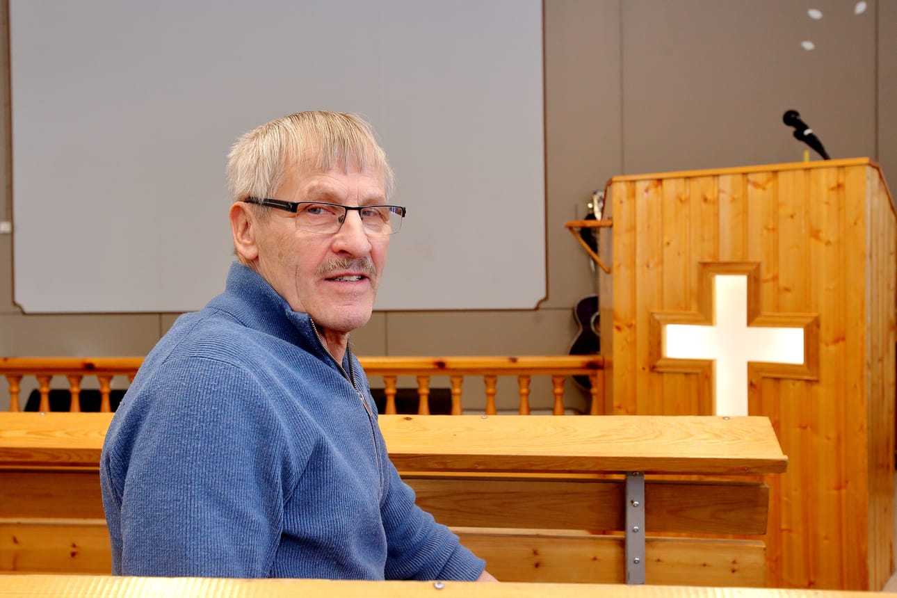Jaakko Kallela Raahen Vapaaseurakunnan kirkkosalissa. Puhujanpönttö on tullut kymmenien vuosien aikana seurakunnan puheenjohtajalle tutuksi. – Liiankin tutuksi, Kallela naurahtaa.