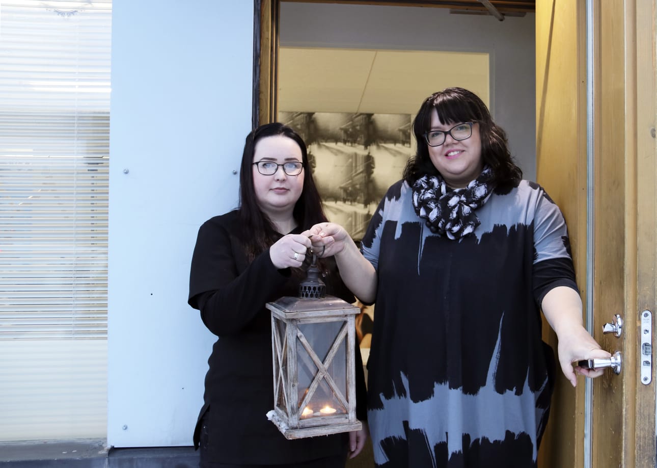 Sonja Kangas ja Satu Makkonen ovat tykänneet Kissankulman ympäristöstä. Sijainti on oivallinen parturi-kampaamolle.